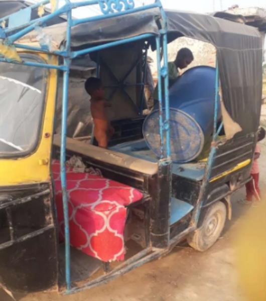 Bajaj RE image 2